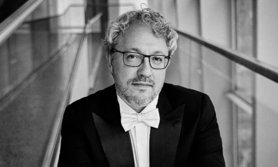 Miguel posando oficina